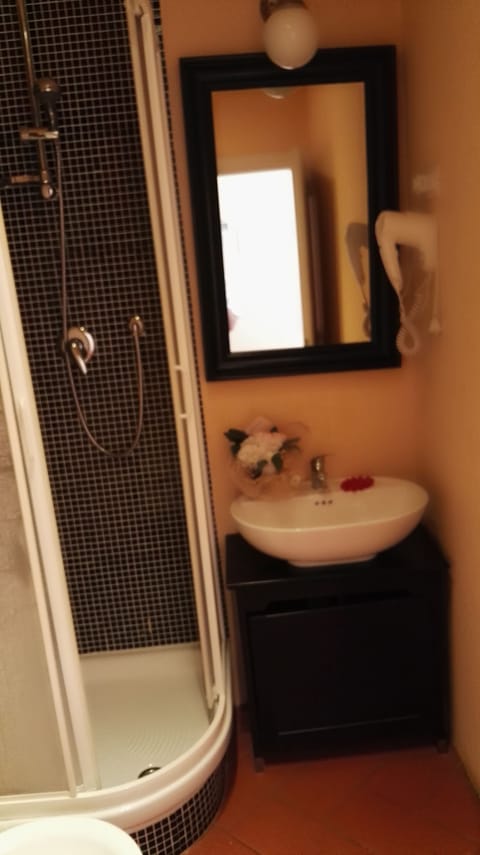 Economy Double Room (French bed) | Bathroom | Shower, free toiletries, hair dryer, bidet