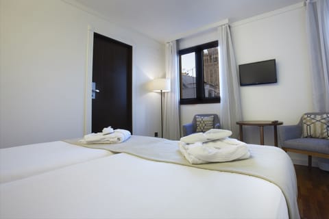 Superior Double Room | Minibar, in-room safe, desk, laptop workspace