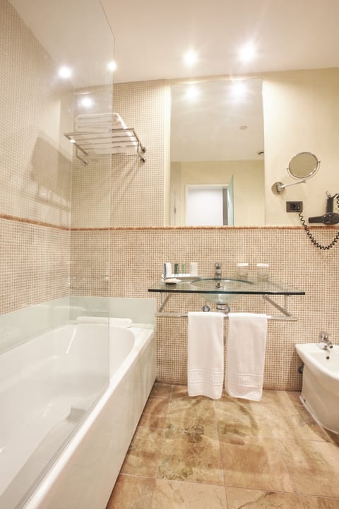 Double Room | Bathroom | Shower, free toiletries, hair dryer, bidet