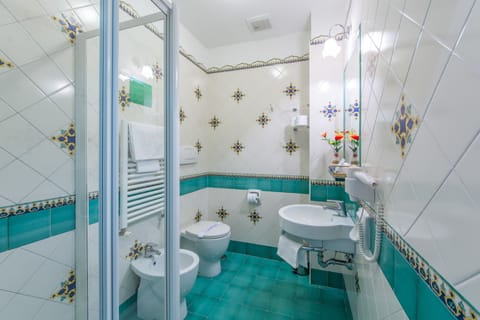 Standard Double Room | Bathroom | Shower, rainfall showerhead, hair dryer, bidet