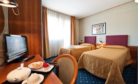 Desk, soundproofing, free WiFi, bed sheets