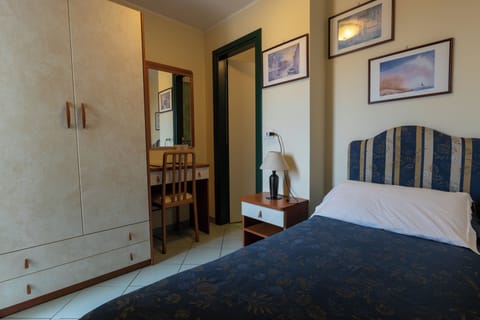 Classic Single Room | In-room safe, desk, soundproofing, free WiFi