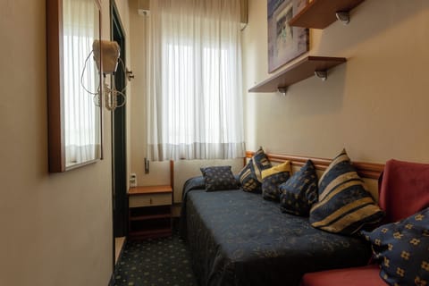 Economy Single Room | In-room safe, desk, soundproofing, free WiFi