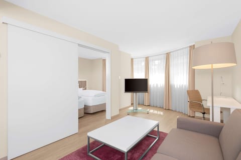 Family Suite | Minibar, in-room safe, desk, iron/ironing board