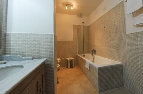 Triple Room | Bathroom | Free toiletries, hair dryer, bidet, towels