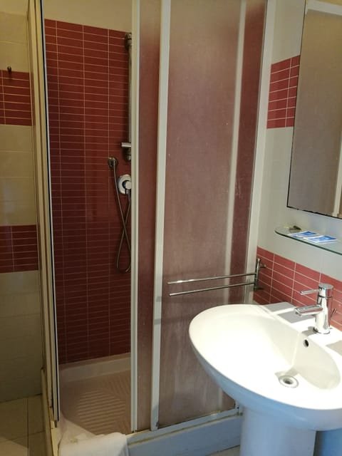 Shower, rainfall showerhead, free toiletries, hair dryer