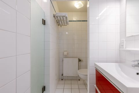 Classic Quadruple Room | Bathroom | Separate tub and shower, free toiletries, hair dryer, towels