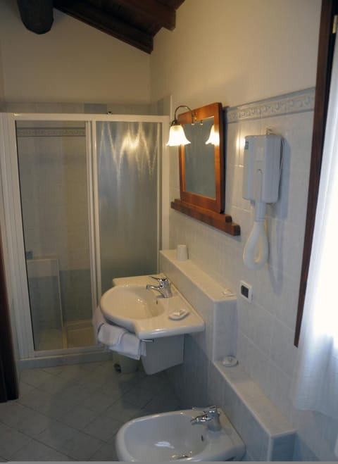 Shower, free toiletries, hair dryer, bidet