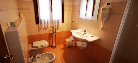 Shower, free toiletries, hair dryer, bidet