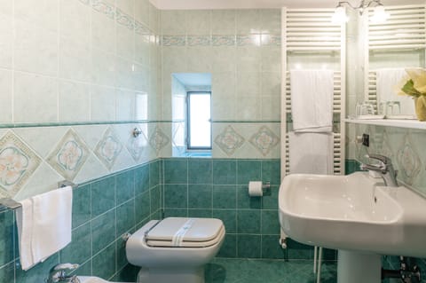 Double Room | Bathroom shower