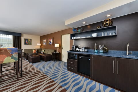 Suite, 1 Bedroom | Premium bedding, in-room safe, desk, blackout drapes