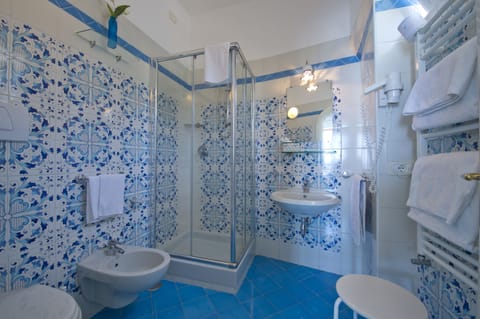 Superior Double Room, Sea View | Bathroom | Shower, free toiletries, hair dryer, bidet