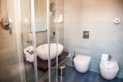 Comfort Double or Twin Room, Terrace | Bathroom | Shower, rainfall showerhead, free toiletries, hair dryer