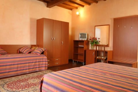 Quadruple Room | Frette Italian sheets, desk, iron/ironing board, rollaway beds