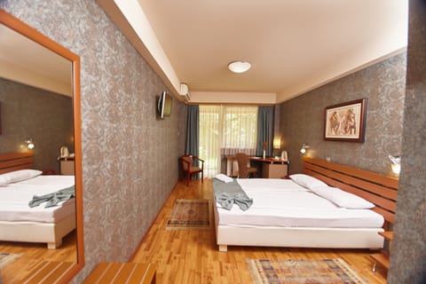 Economy Double Room | Hypo-allergenic bedding, memory foam beds, minibar, in-room safe