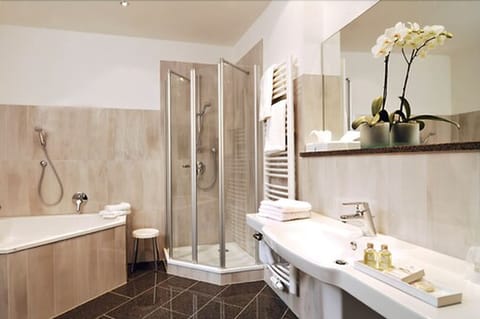 Deluxe Double Room | Bathroom | Shower, free toiletries, hair dryer, towels