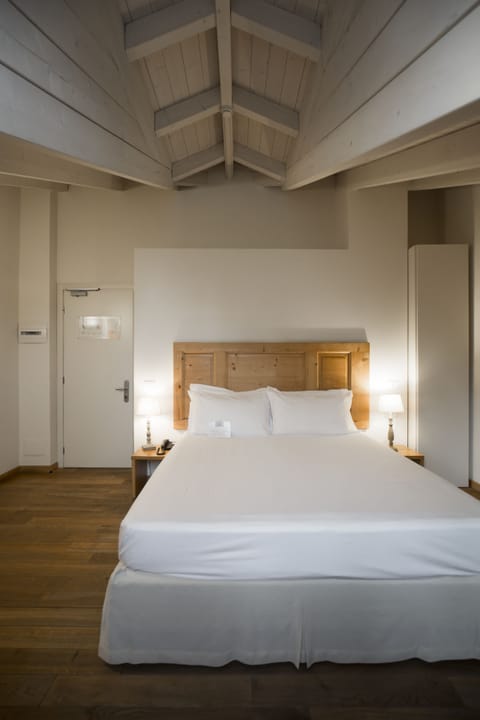 Premium bedding, down comforters, in-room safe, desk