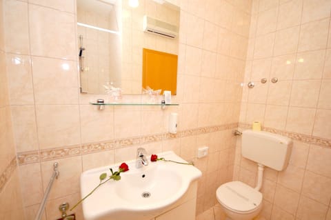 Double Room, Balcony | Bathroom | Combined shower/tub, hair dryer, towels, soap