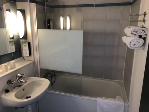 Standard Room, 1 Double Bed | Bathroom | Shower, eco-friendly toiletries, hair dryer, towels