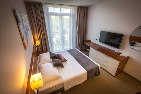 Triple Room | 2 bedrooms, in-room safe, desk, laptop workspace