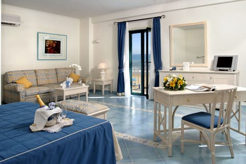 Junior Studio Suite, Bathtub, Sea View (Alicia Mirabilis) | Minibar, in-room safe, desk, free WiFi