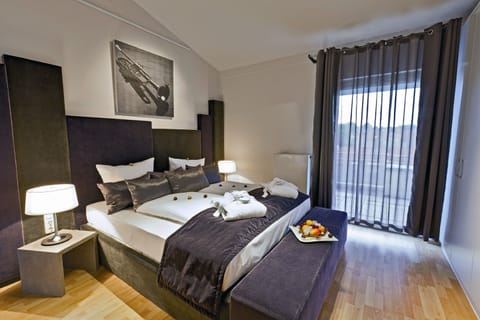 Aachen Suite | Hypo-allergenic bedding, minibar, in-room safe, desk