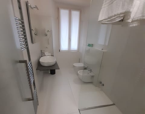 Standard Double Room | Bathroom | Shower, free toiletries, hair dryer, bidet