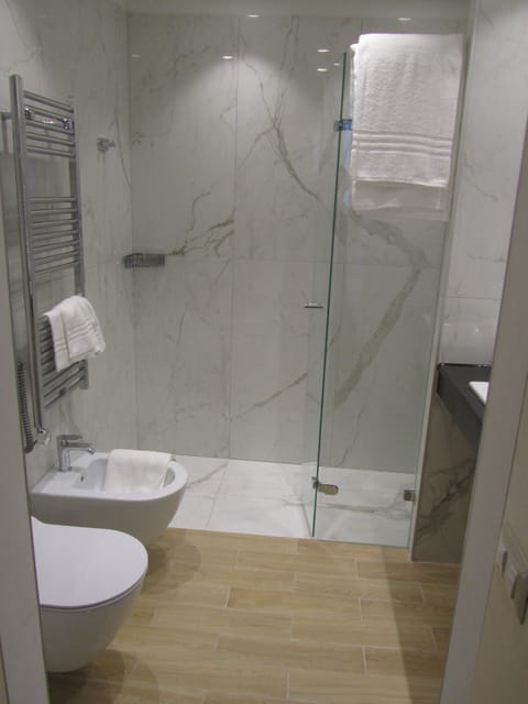 Superior Triple Room | Bathroom | Shower, free toiletries, hair dryer, bidet