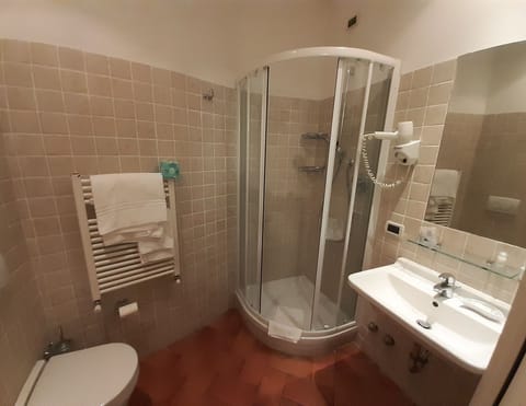 Shower, free toiletries, hair dryer, bidet