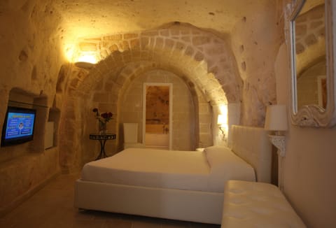 Junior Suite (Grotta) | Minibar, in-room safe, desk, soundproofing