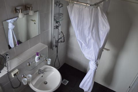 Single Room | Bathroom | Shower, hair dryer