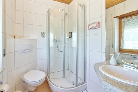 Economy Double Room | Bathroom | Shower, free toiletries, hair dryer, towels