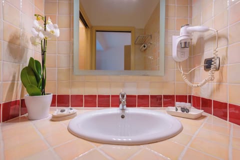 Triple Room | Bathroom | Shower, free toiletries, hair dryer, towels