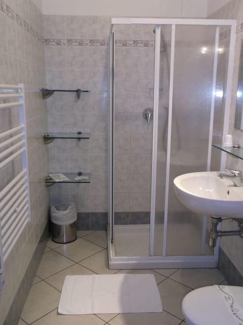 Triple Room | Bathroom | Free toiletries, hair dryer, bidet