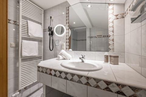 Comfort Double Room, 1 King Bed, Non Smoking | Bathroom | Free toiletries, hair dryer, bathrobes, slippers