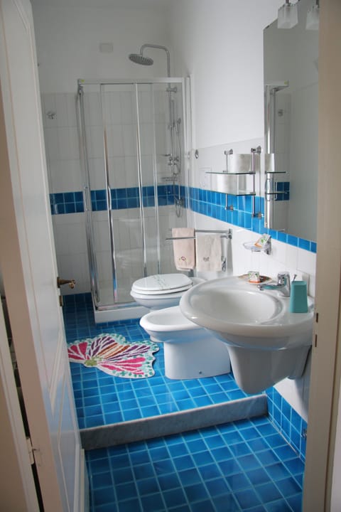 Suite, Terrace, Sea View (Leela) | Bathroom | Shower, free toiletries, hair dryer, bidet