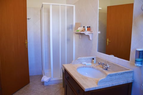 Triple Room | Bathroom | Shower, free toiletries, hair dryer, towels