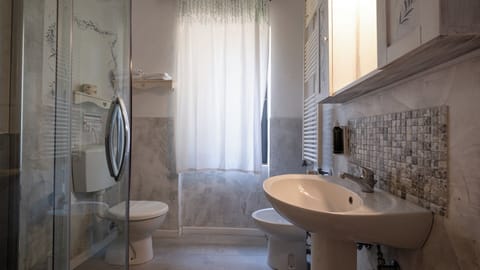 Romantic Double Room | Bathroom | Shower, free toiletries, towels