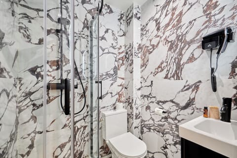 Comfort Double Room | Bathroom | Free toiletries, hair dryer, towels