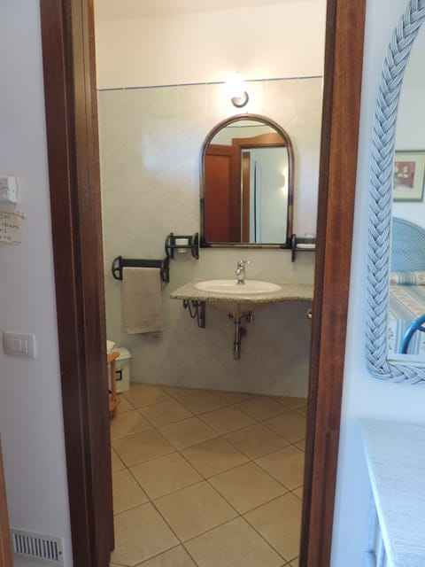 Triple Room | Bathroom | Jetted tub, free toiletries, hair dryer, bidet