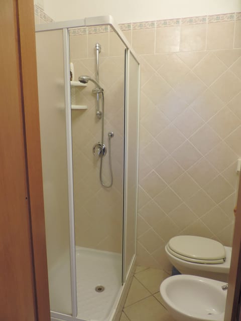 Club Quadruple Room | Bathroom | Jetted tub, free toiletries, hair dryer, bidet