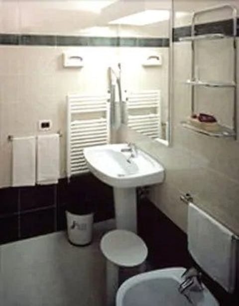 Shower, free toiletries, hair dryer, bidet