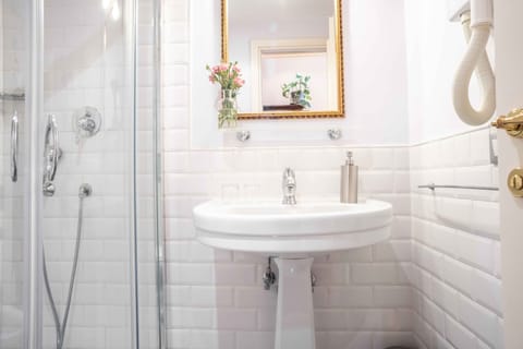 Double Room | Bathroom | Shower, rainfall showerhead, eco-friendly toiletries, hair dryer