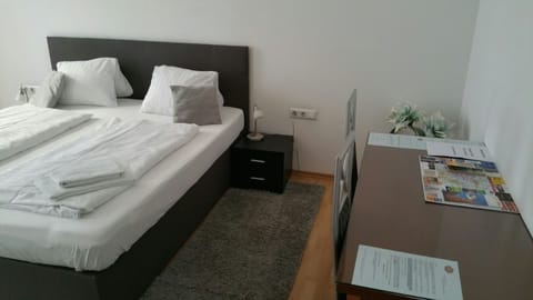 Double Room | Desk, cribs/infant beds, rollaway beds, free WiFi