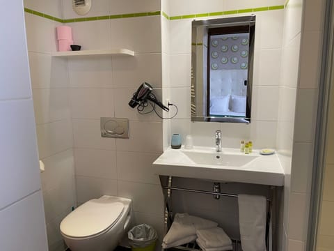 Comfort Double Room | Bathroom | Shower, free toiletries, hair dryer, towels