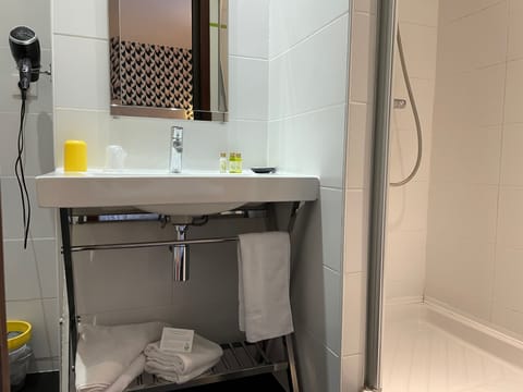 Comfort Double Room | Bathroom | Shower, free toiletries, hair dryer, towels