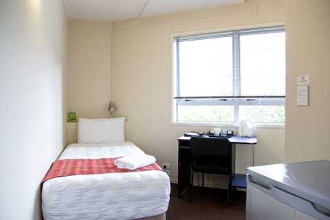 Single Room, 1 Twin Bed, Ensuite | In-room safe, desk, free cribs/infant beds, bed sheets