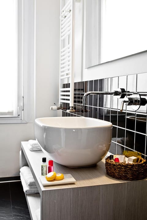 Classic Double or Twin Room | Bathroom | Shower, free toiletries, hair dryer, slippers