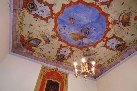 Deluxe Suite | Minibar, in-room safe, desk, laptop workspace