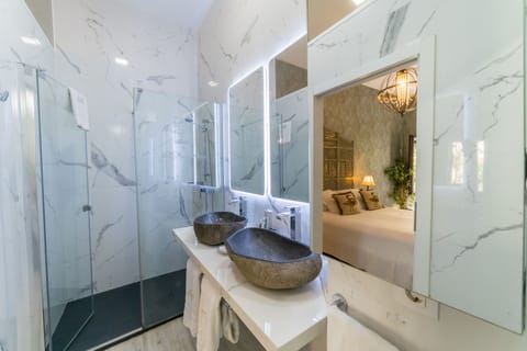 Junior Suite (hydromassage bathtub) | Bathroom | Deep soaking tub, free toiletries, hair dryer, slippers